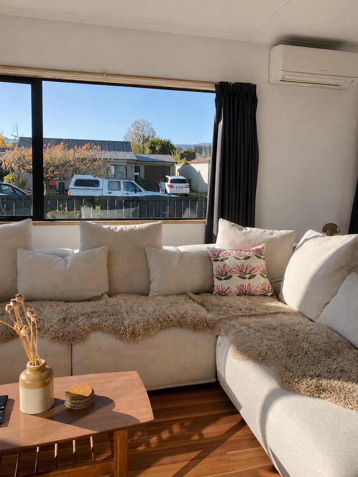 Sunny 2 Bed Home.
3-min Drive To Airport & Shops. - Queenstown