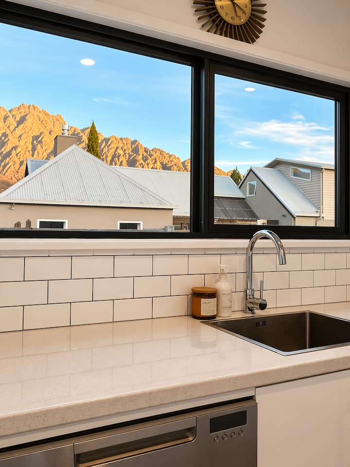 Sunny 2 Bed Home.
3-min Drive To Airport & Shops. - Queenstown