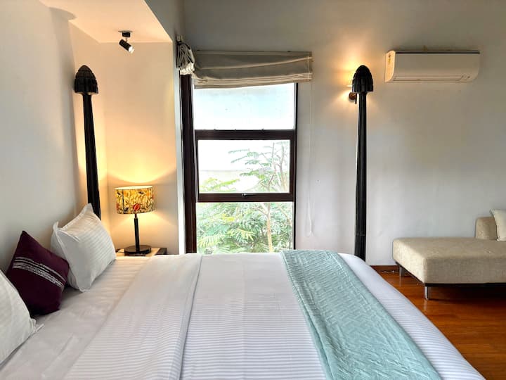 Spacious, light-filled bedroom with the comfiest bed, high-quality linens, and in-room TV entertainm