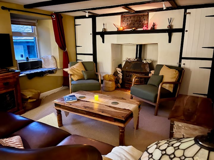 Sunnybrae; Pretty Cottage & Stone Circle! Sleeps 6 - Devon