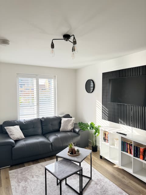 Popular Airbnb listing: Luxury 3BR House|Bluewater|Sleeps 8|FreeParking in Dartford