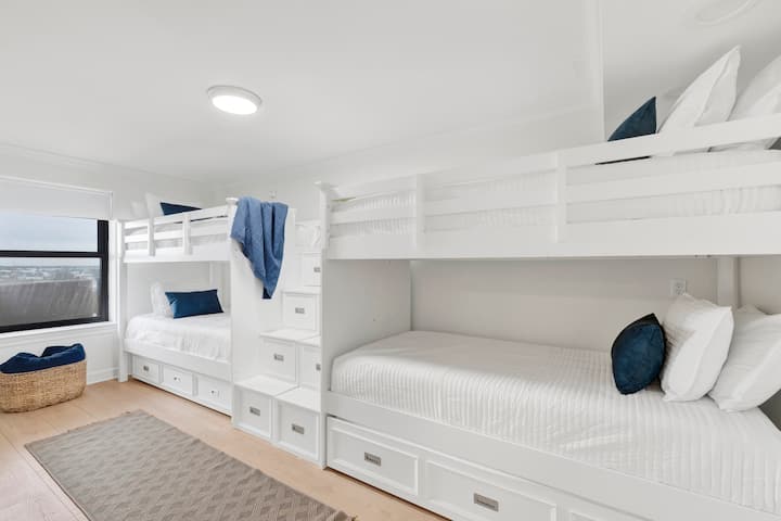 Different angle of bunkroom