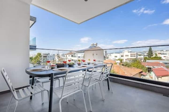 102 Sfiggos - City Views & Rooftop Pool - Limasol