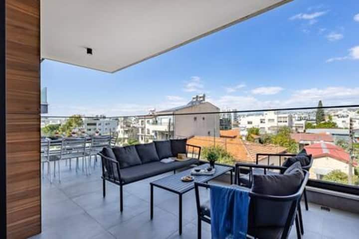 202 Sfiggos - Large Balcony & Shared Rooftop Pool - Limassol