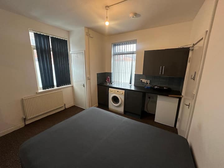 Fully Furnished Studio Apartment! - Wakefield