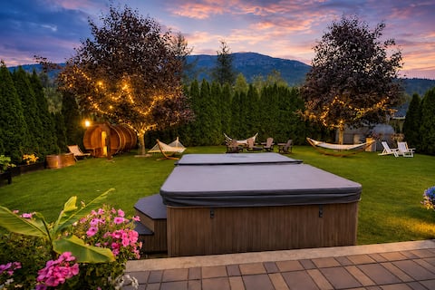 PowTown Lodge 4BR Sauna & Hot Tub Retreat