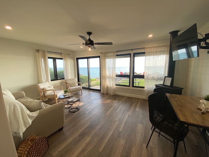 Beautiful Lakefront Cottage Close To Point Pelee - Leamington