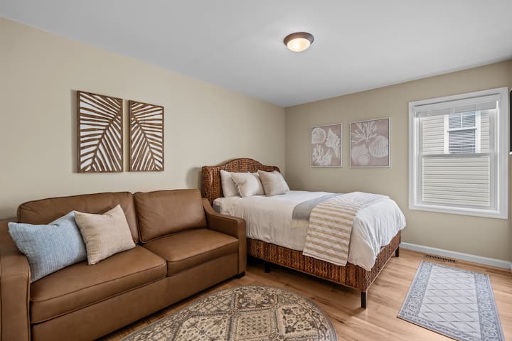 מיטת קווין סייז עם מזרן יוקרה וספה מעור לישיבה.