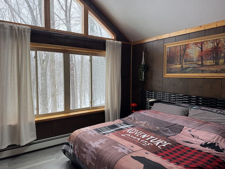 חדר שינה ראשי עם מיטת קינג-סייז בקומה השנייה