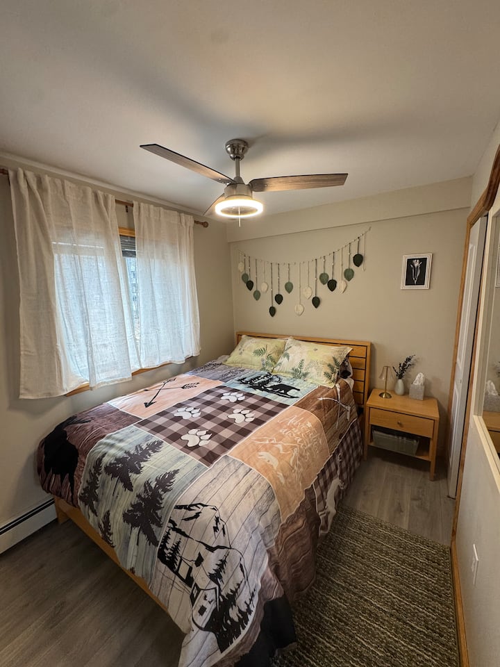 חדר שינה עם מיטת קווין וארון בקומה השנייה