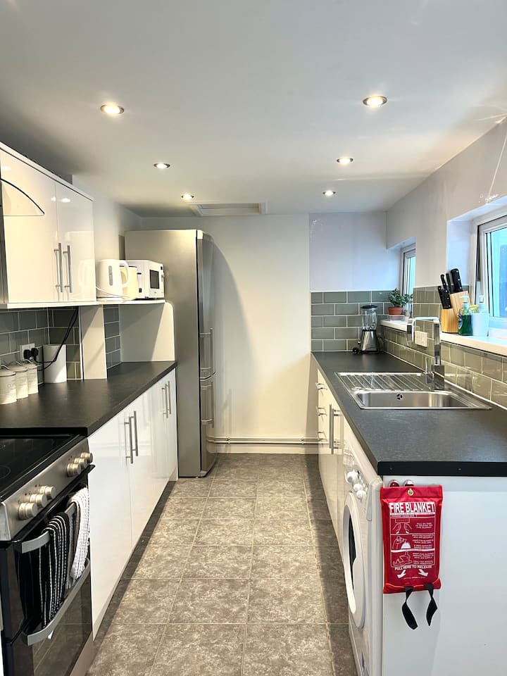 Swansea House - 3 Bedroom - Based On Group Size - Swansea