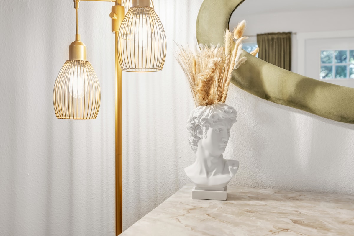 Chic & Cozy Stay with a Pop of Color