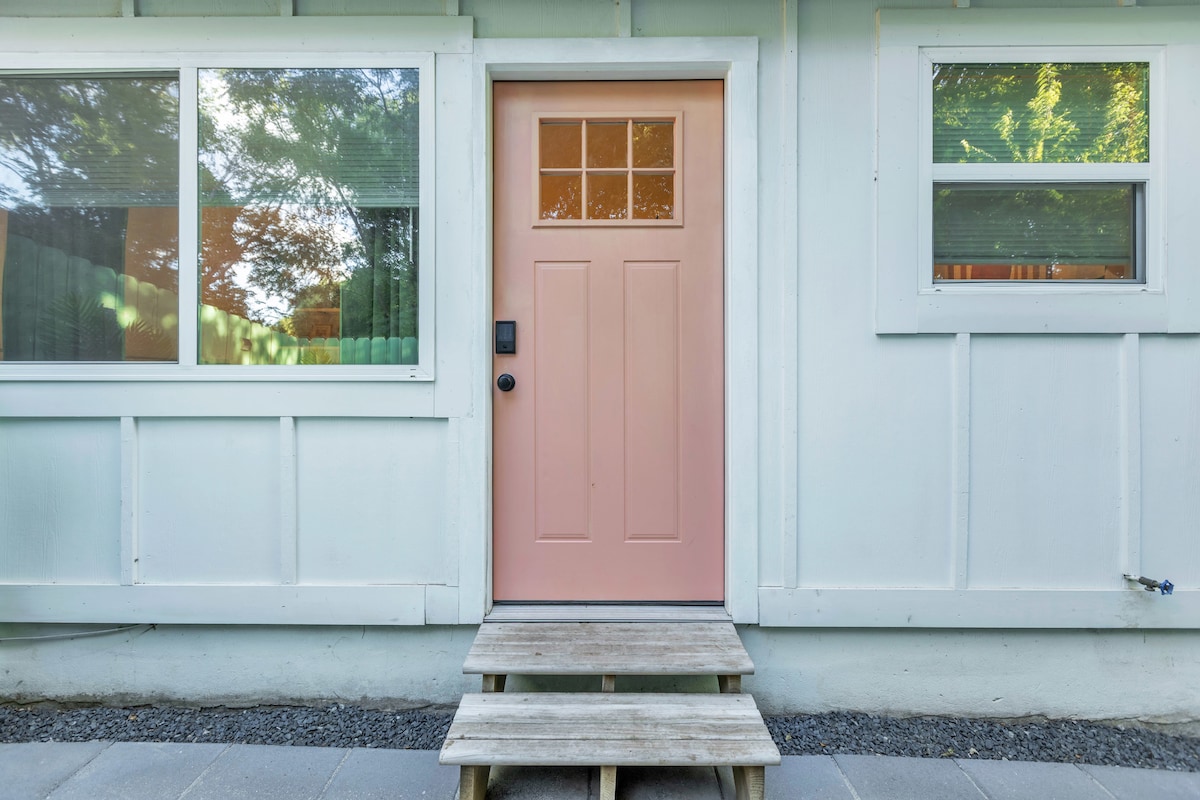 Chic & Cozy Stay with a Pop of Color