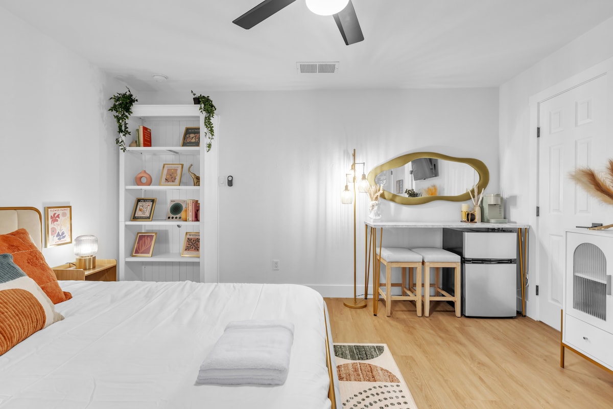 Chic & Cozy Stay with a Pop of Color