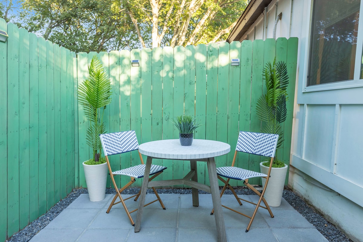 Chic & Cozy Stay with a Pop of Color