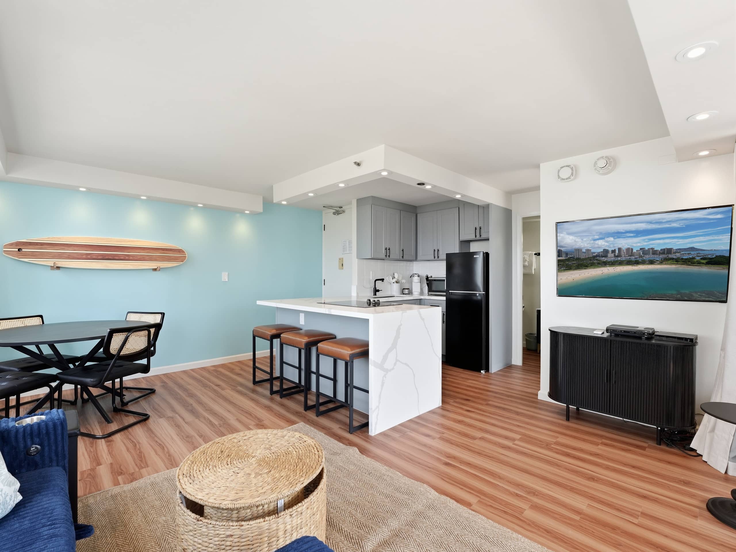 Modern Fully Renovated 1 bdrm Heart of Waikiki - Image 28