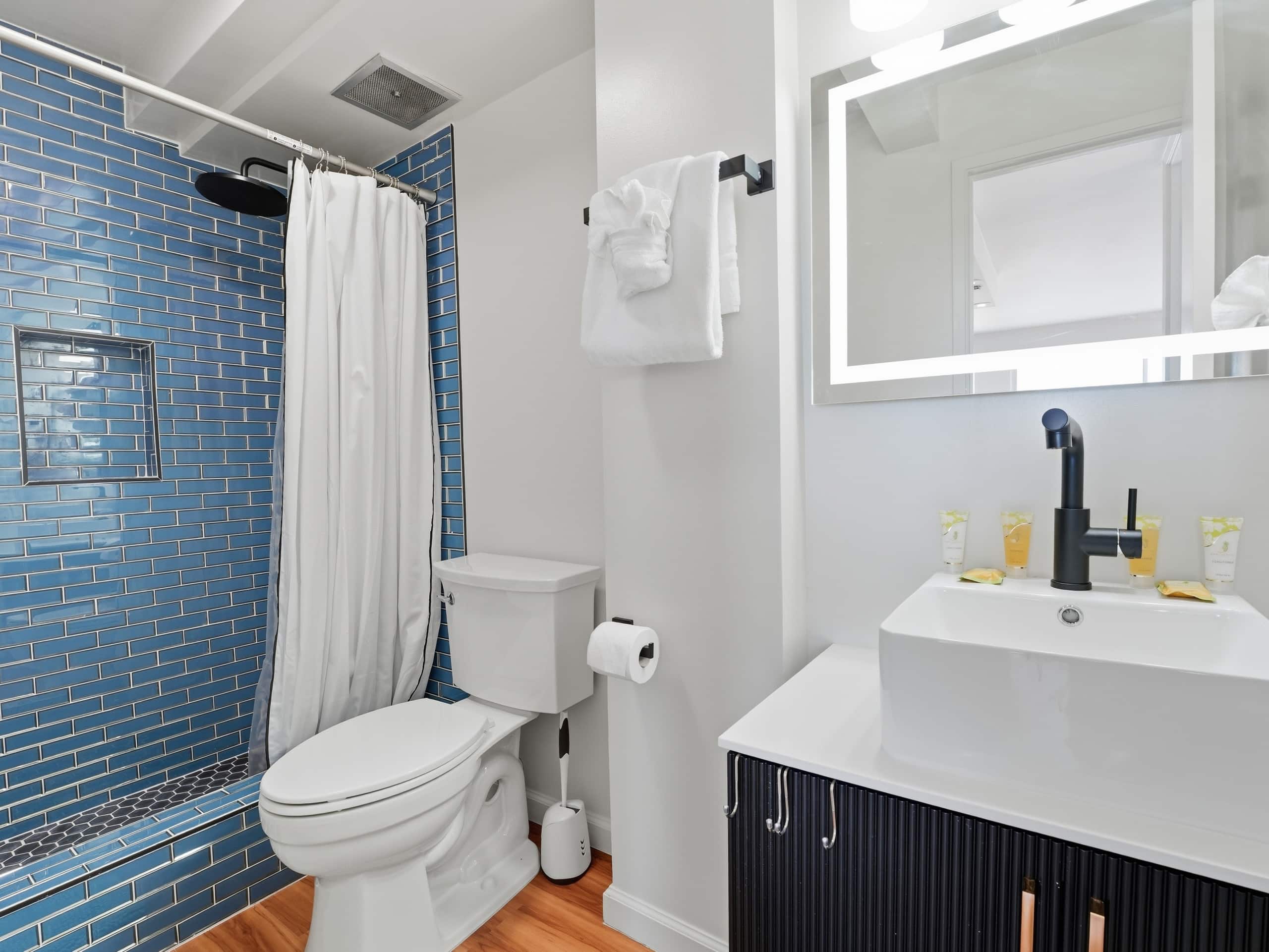 Modern Fully Renovated 1 bdrm Heart of Waikiki - Image 33