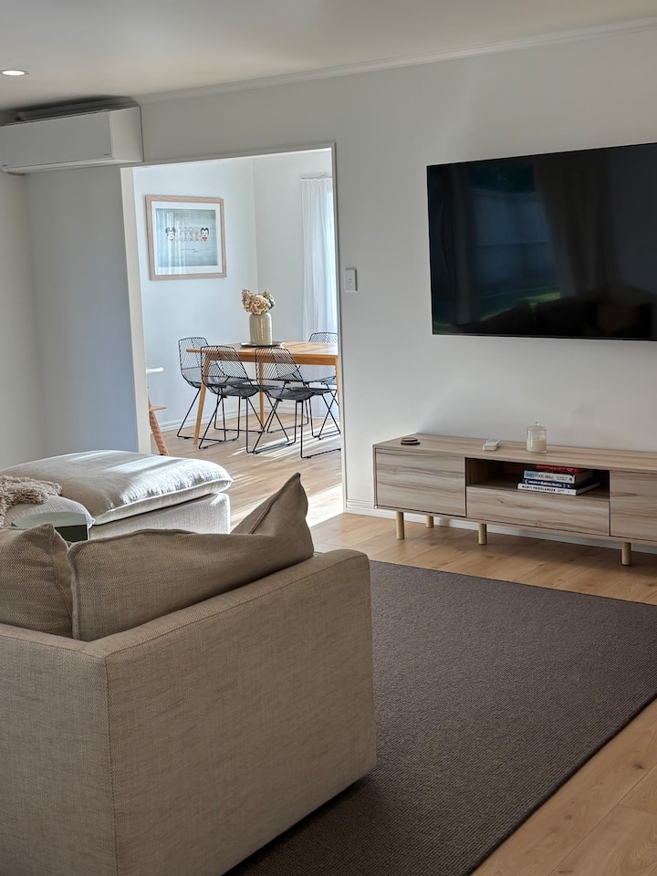Bright Coastal Home - Walk To Beach - Papamoa