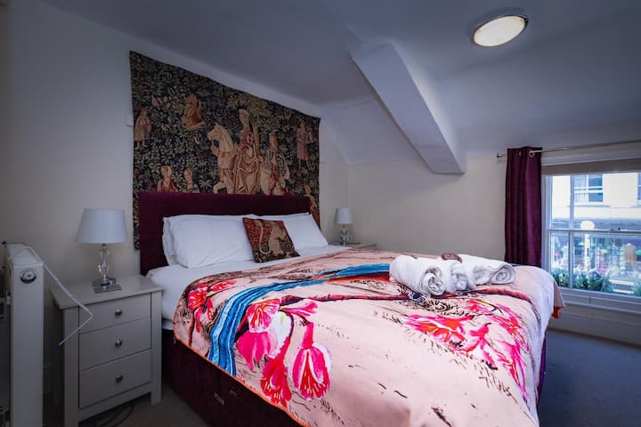 Raven Haven- Rookery Double Room - Glastonbury