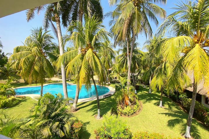 Spacious Pool, Tropical Garden & Beach Access -