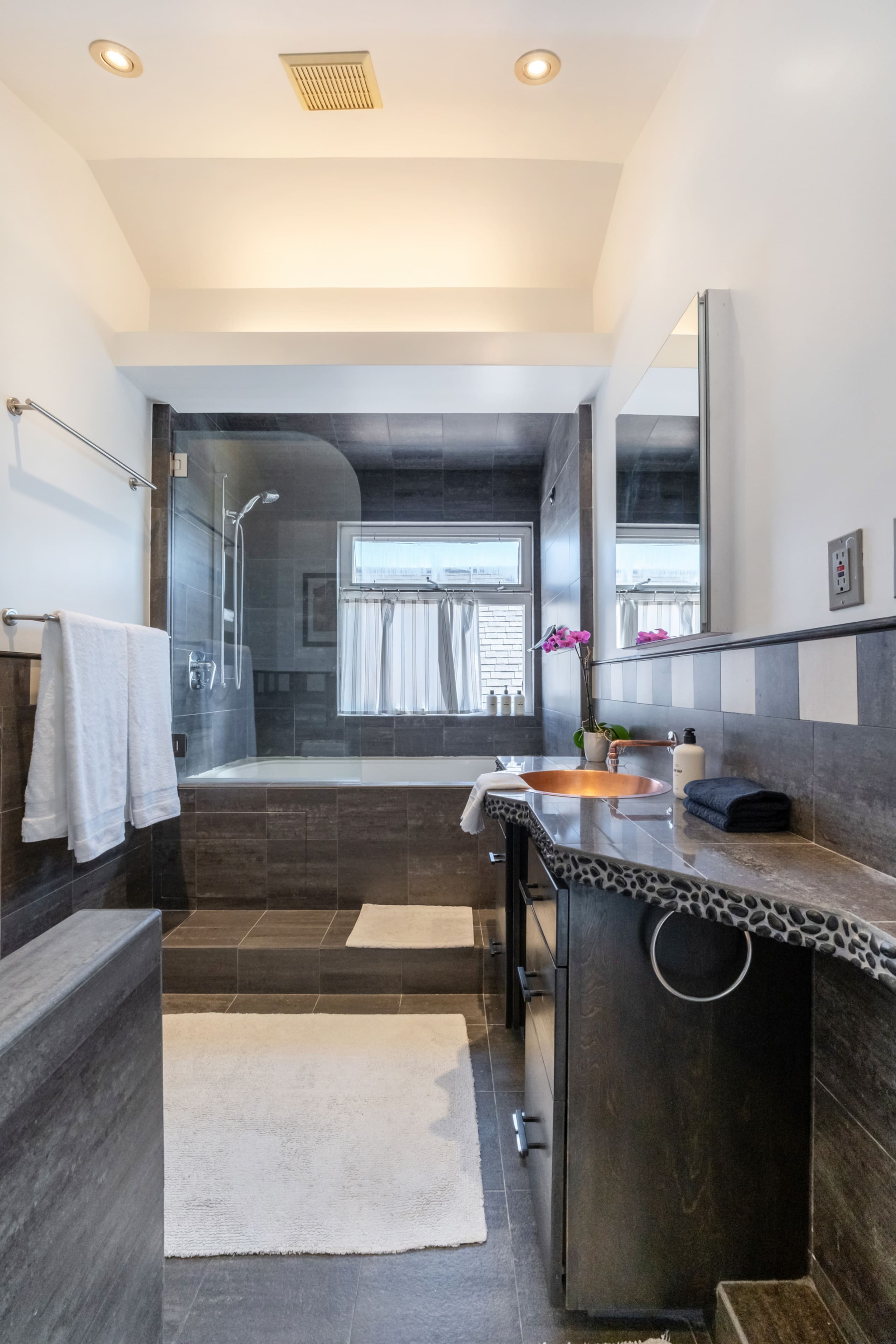 Home in San Francisco · ★5.0 · 3 bedrooms · 3 beds · 3 baths - Image 60