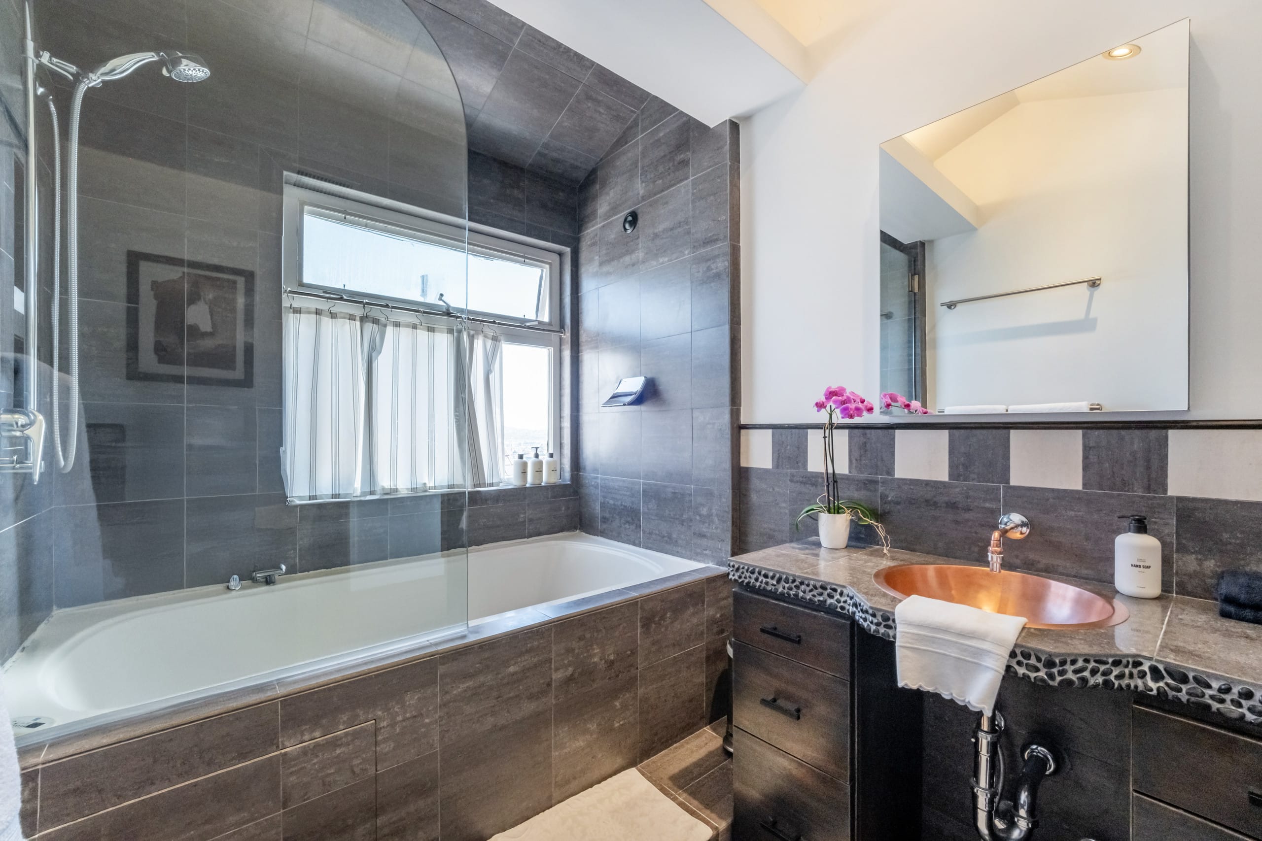 Home in San Francisco · ★5.0 · 3 bedrooms · 3 beds · 3 baths - Image 61