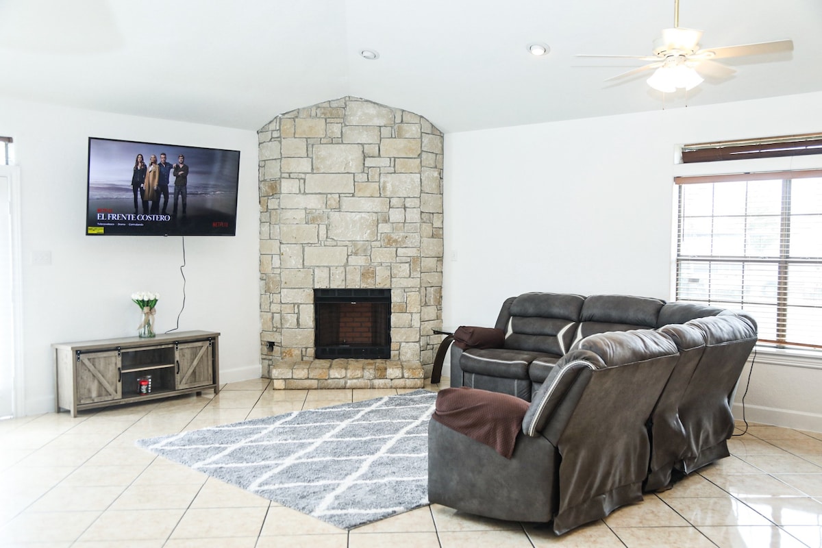 Popular Airbnb listing: Near Downtown and Airport in Eastex Jensen Area