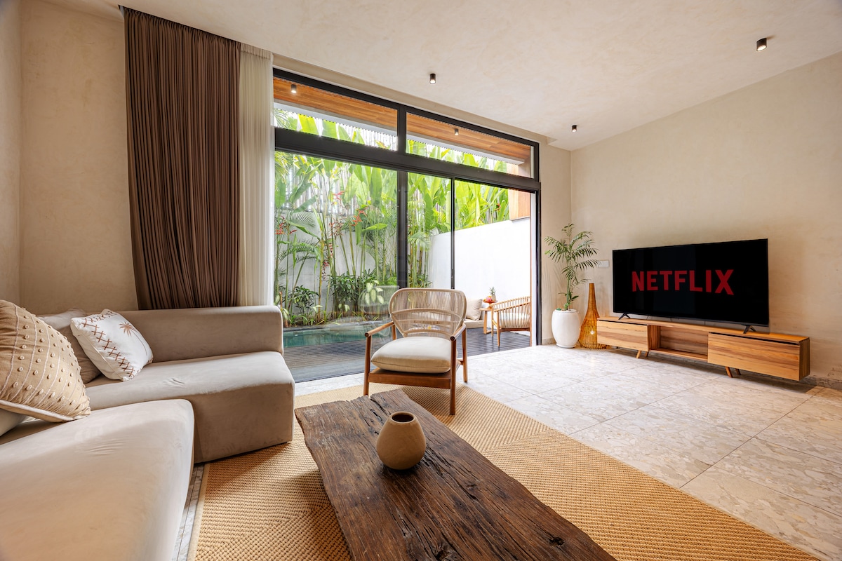 Villa in Kuta Utara · ★5.0 · 2 bedrooms · 2 beds · 2.5 private baths, Airbnb сравним