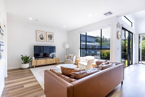 Popular Airbnb listing: East Side Sands - EV Charger - Pet Friendly in Culburra Beach