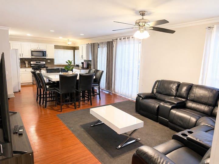 4br Elgin Home•30 Min To Ord•50 Min To City - Elgin, IL