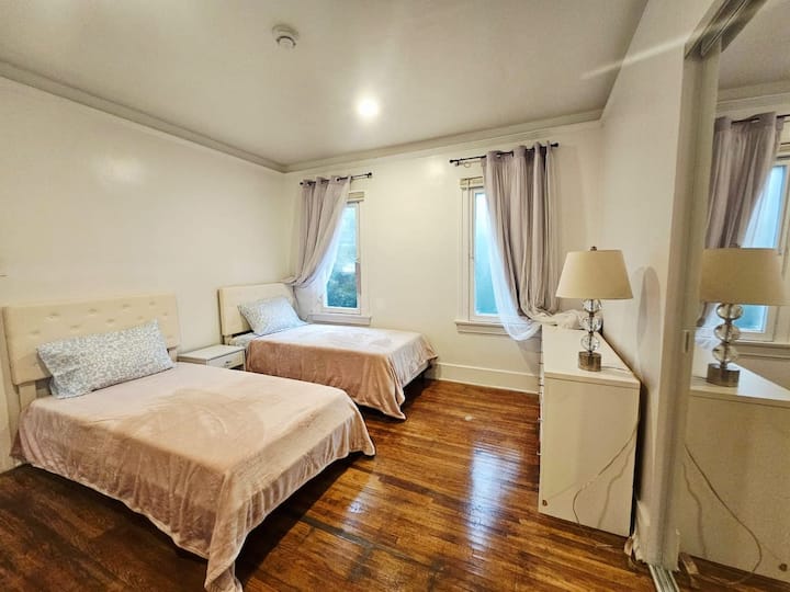 Chambre confortable avec deux lits jumeaux