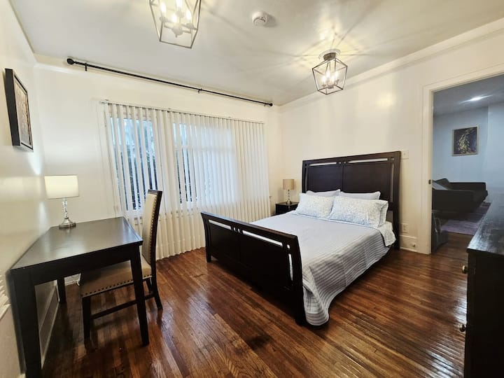 CHAMBRE À COUCHER AU STYLE D'HÔTEL LUMINEUX