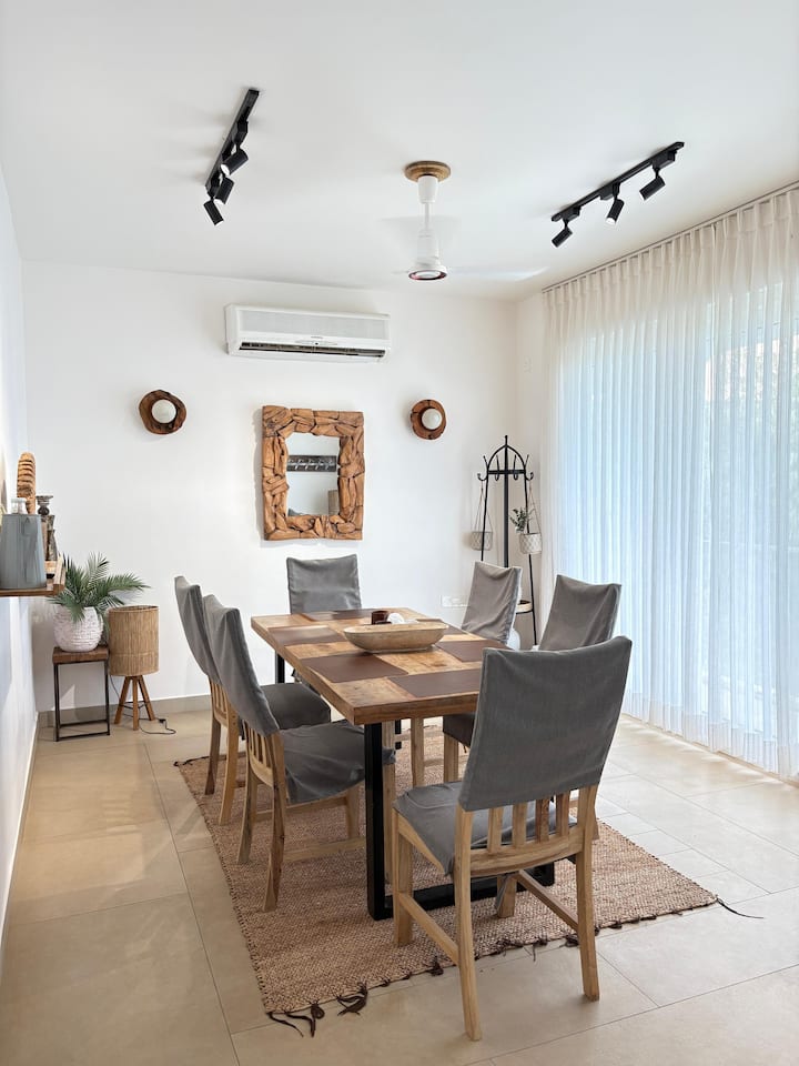 Dining area image 1