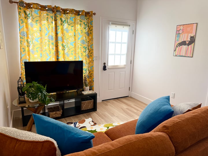 Detached Guesthouse -3br- Prime Location - Huntington Beach, CA