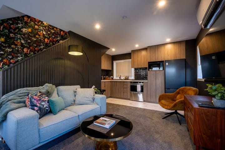 Stadium Side Sophistication | Luxe 1br Apartment - Christchurch