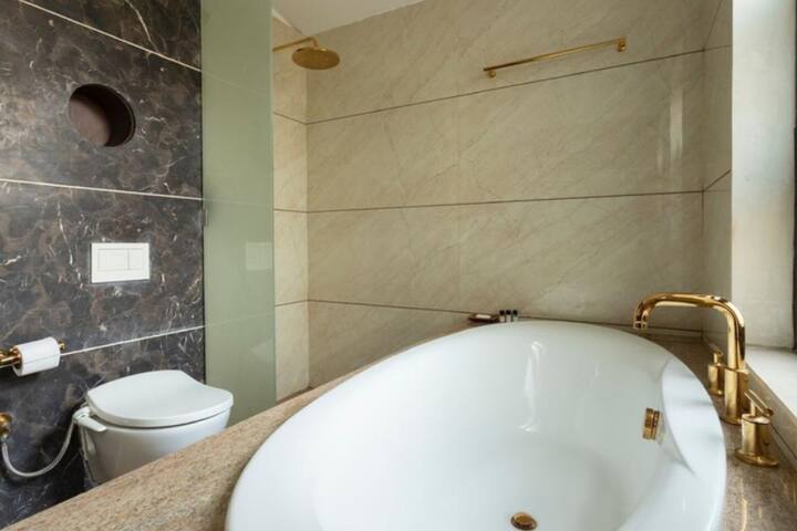 Full bathroom image 1