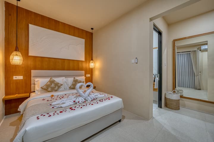 Удобна и мирна спална соба со меко осветлување и приватна бања за мирен и приватен престој