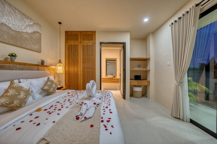 Удобна и елегантна спална соба со удобен брачен кревет (широк 180 – 220 см) за спокојни ноќи