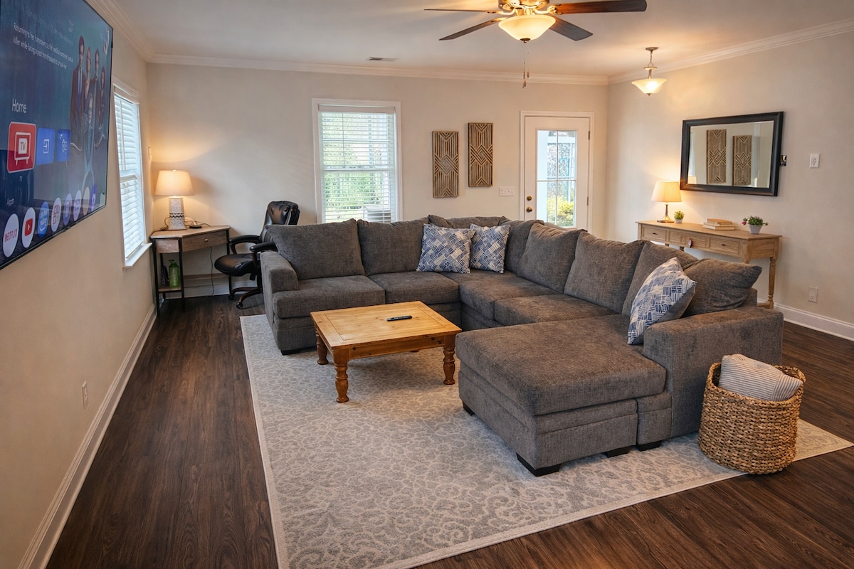 Top Airbnb: Myrtle Golf Group Retreat | Hot Tub | Sleeps 14 in Murrells Inlet