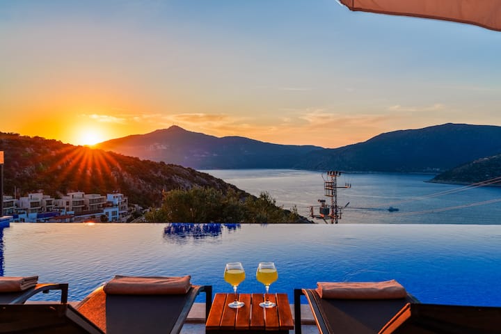 Deniz Manzaralı Sauna Ve Jakuzili 12 Kişilik Villa - Kalkan