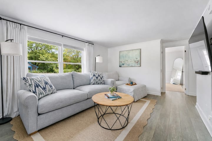 Coastal Falmouth Retreat Walk To Beach + Big Yard! - Falmouth, MA