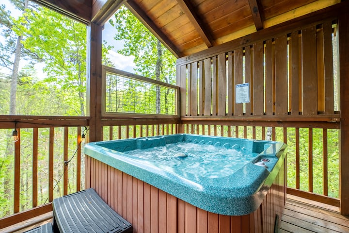 Cozy 1bd+loft W/ Hot Tub! Fireplace + Pool Access! - Pigeon Forge, TN