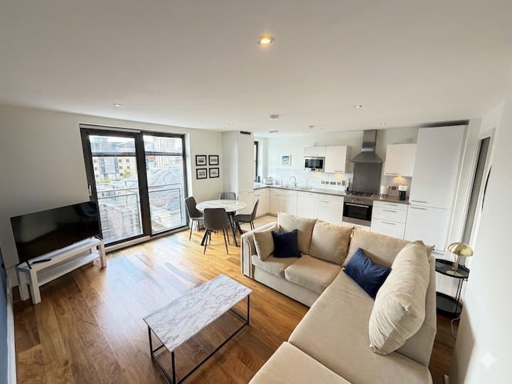 Custom House Square 1-bed With Private Balcony - Belfast
