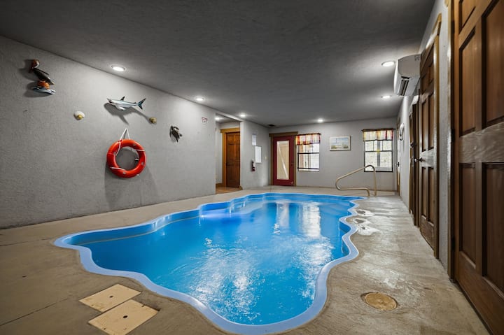 Blue Lagoon Cinema – 4 Br Chalet, Indoor Pool - Gatlinburg, TN
