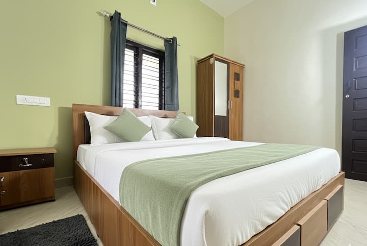 这间精心策划的豪华卧室配有空调，体验无与伦比的放松