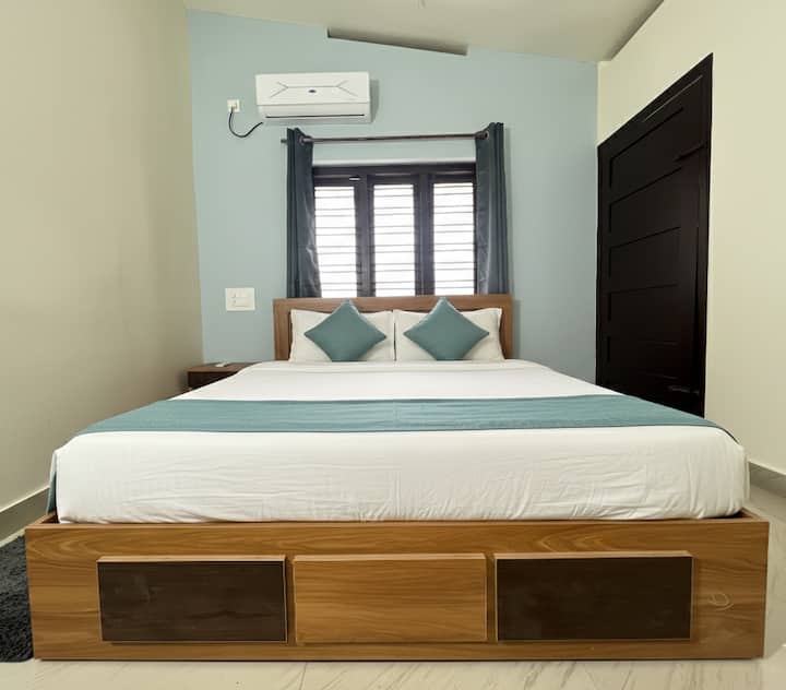 这间精心策划的豪华卧室配有空调，体验无与伦比的放松