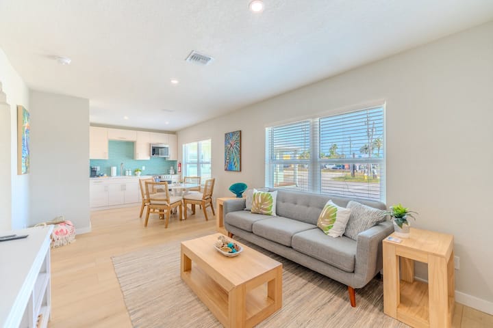 2br Beachside Apt 1|steps To Sand|parking+chairs - Redington Shores, FL