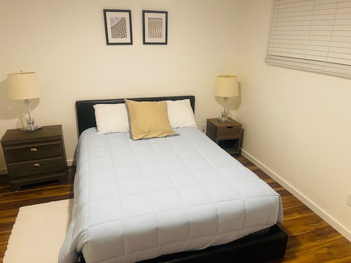 Kitanda chenye godoro la ukubwa wa queen kilicho starehe