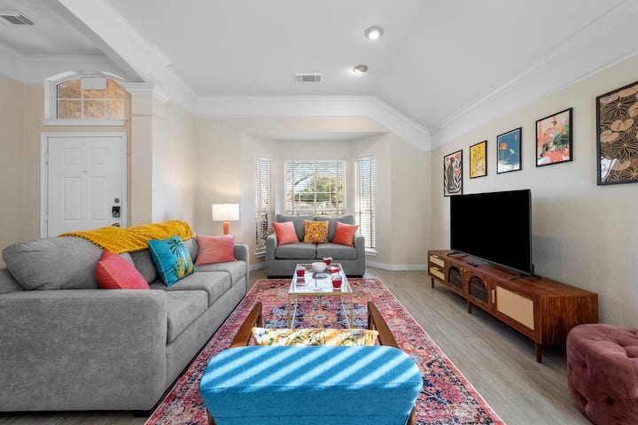 New! Stylish Home | Arcade & Fireplace • Sleeps 10 - Cedar Park, TX