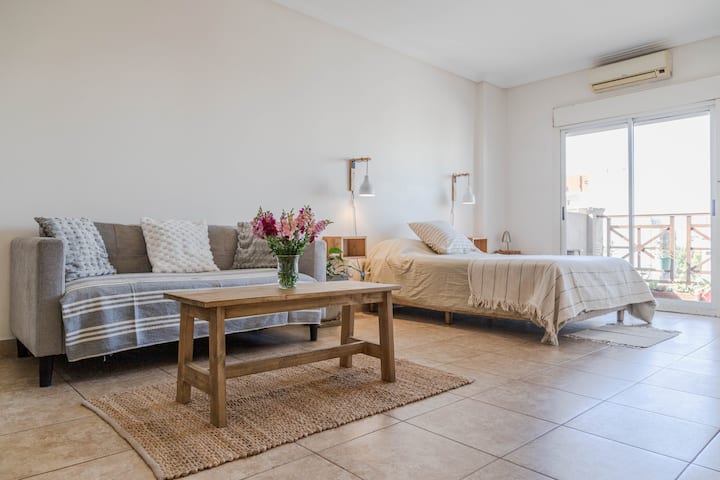 Kitnet mobiliada com área de churrasco e vaga na Villa Santa Rita